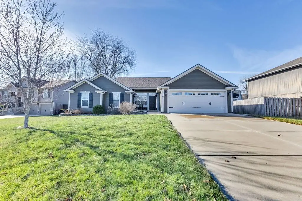 919 E 8th Circle, Kearney, MO 64060 - #1