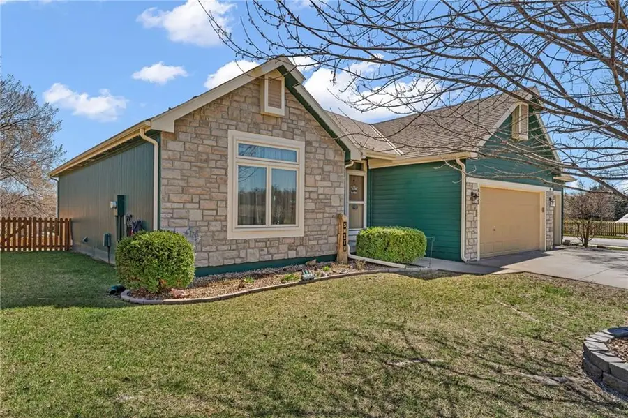 8455 Timber Ridge Street, De Soto, KS 66018 - #3