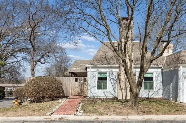 8741 Riggs Circle, Overland Park, KS 66212