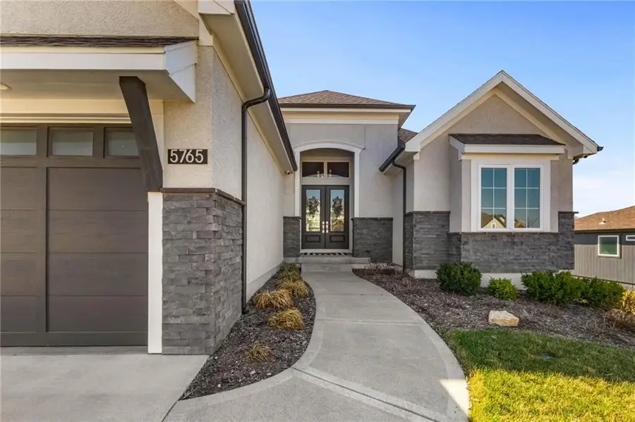 5765 NW Barn Hill Road, Parkville, MO 64152 - #2