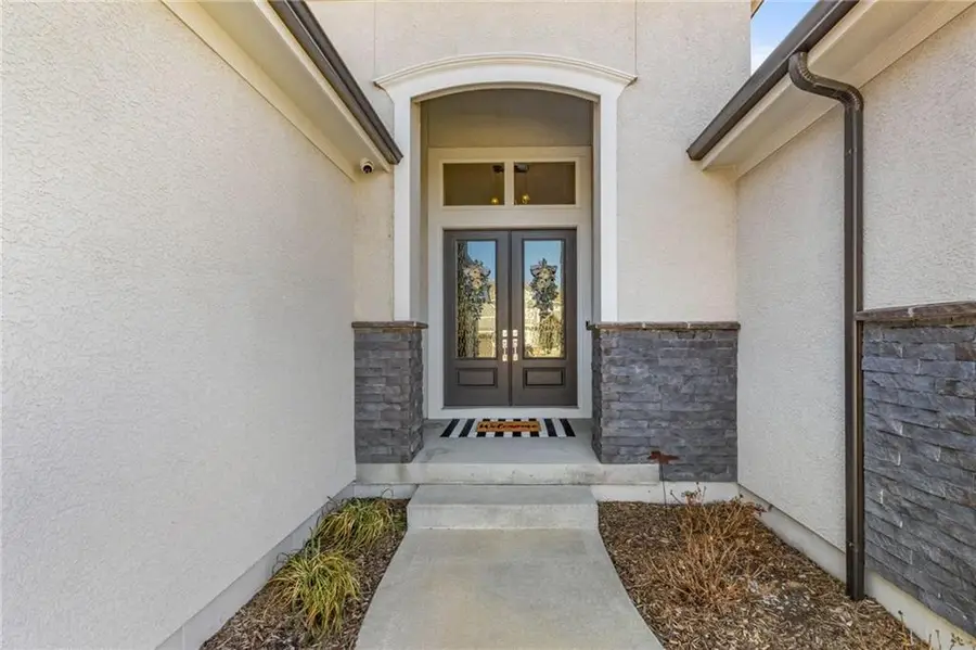 5765 NW Barn Hill Road, Parkville, MO 64152 - #3