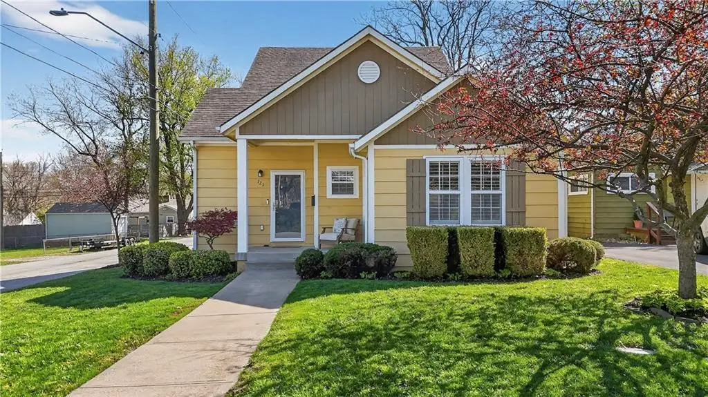 121 E 80th Street, Kansas City, MO 64114 - #1