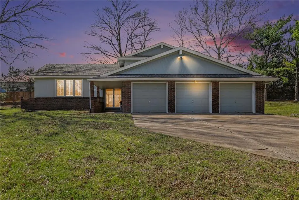 909 Tam O'shanter Street, Kansas City, MO 64145 - #1