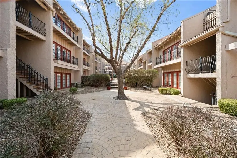 1111 W 46th Street #22, Kansas City, MO 64112 - #2