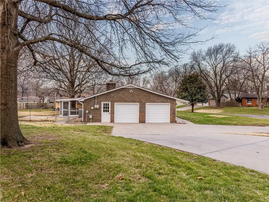 7417 N Highland Avenue, Gladstone, MO 64118 - #2