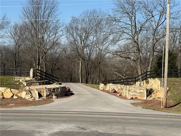 8016 NW Hampton Road, Kansas City, MO 64152