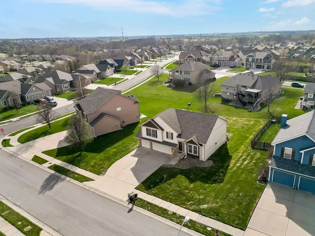 11212 N Summit Street, Kansas City, MO 64155 - #1