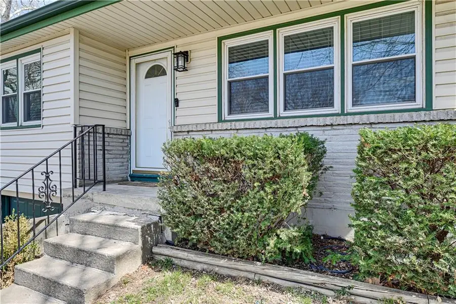 3537 N Walrond Avenue, Kansas City, MO 64117 - #3