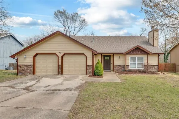 912 Chalk Hill Court, Lawrence, KS 66049