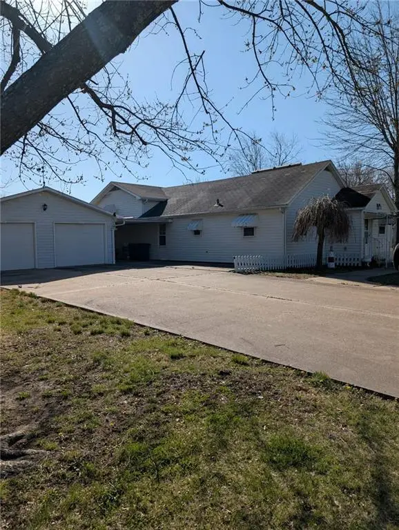 308 N Cleveland Street, Garnett, KS 66032 - #2