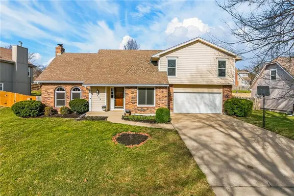 1525 Yorkshire Drive, Lee's Summit, MO 64086