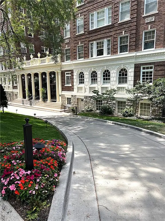 4618 Warwick Boulevard #7A, Kansas City, MO 64112 - #2