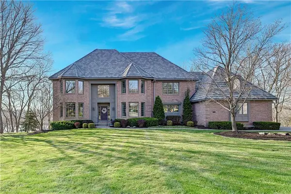 60 W Dundee Court, Loch Lloyd, MO 64012