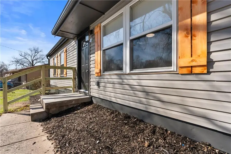804 N 83rd Drive, Kansas City, KS 66112 - #3