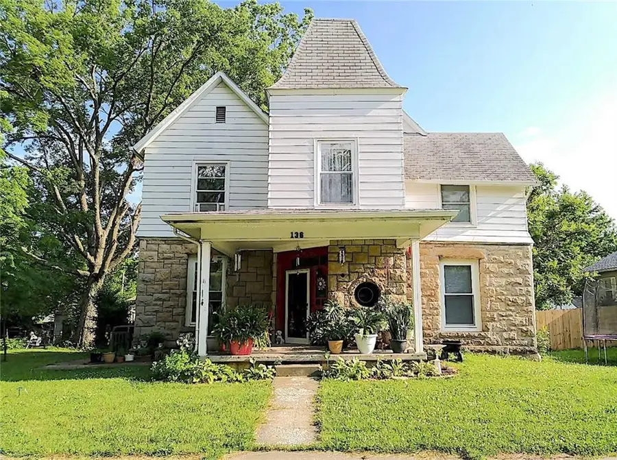 136 E 2nd Avenue, Garnett, KS 66032 - #2