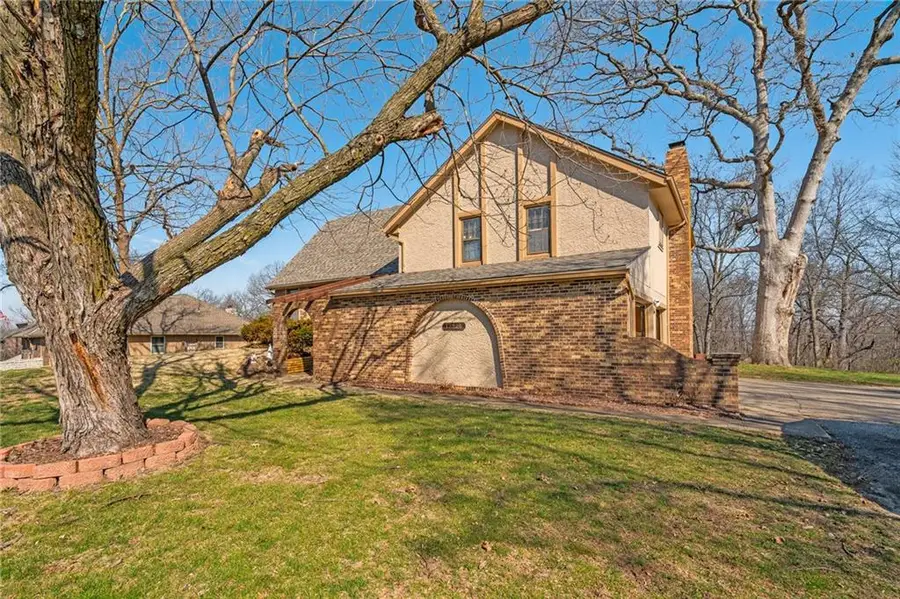 12326 Pinehurst Drive, Kansas City, KS 66109 - #2