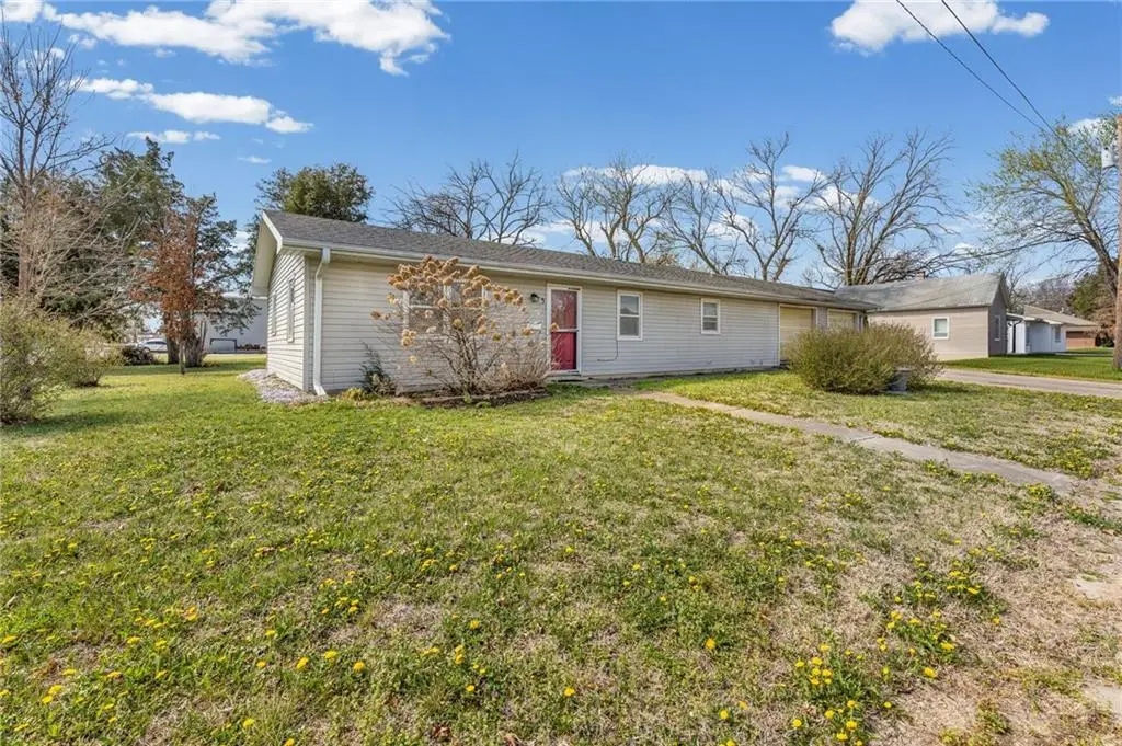 3 W Douglas Street, Iola, KS 66749 - #1