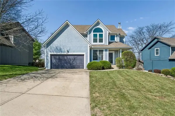 993 S Clearwater Creek Drive, Olathe, KS 66061