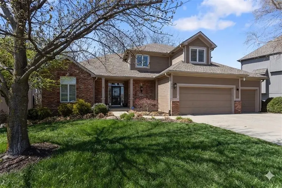 6180 N Nevada Avenue, Parkville, MO 64152 - #2