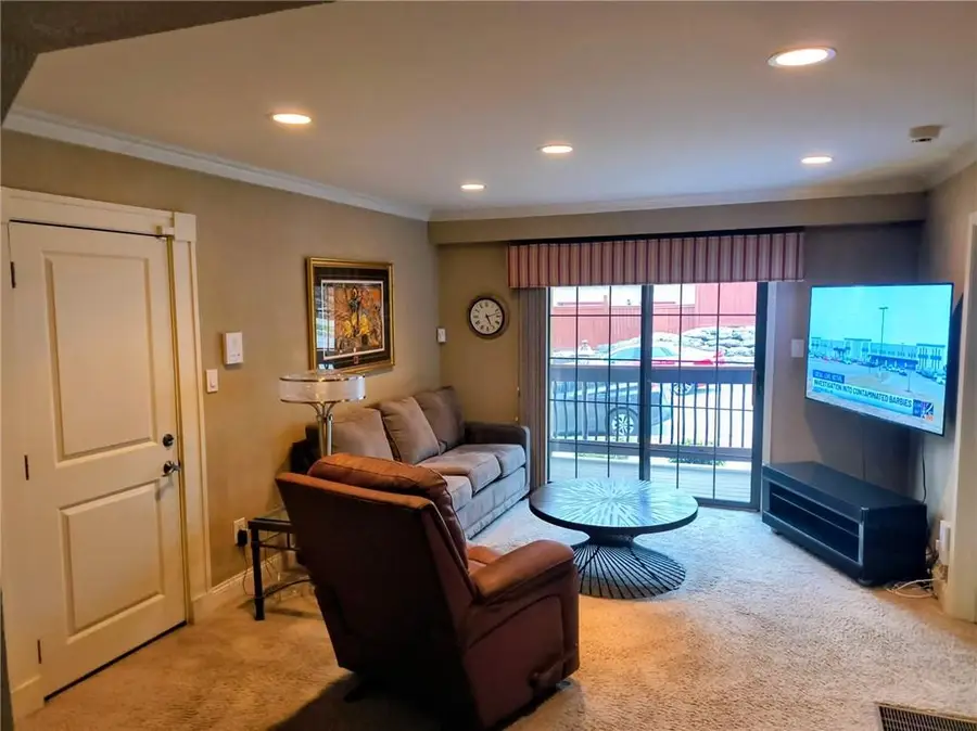 1108 W 46th Street #6, Kansas City, MO 64112 - #2