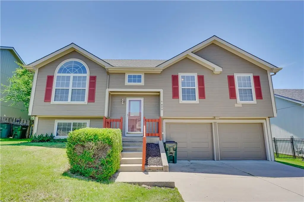 809 Village Street, Leavenworth, KS 66048 - #1