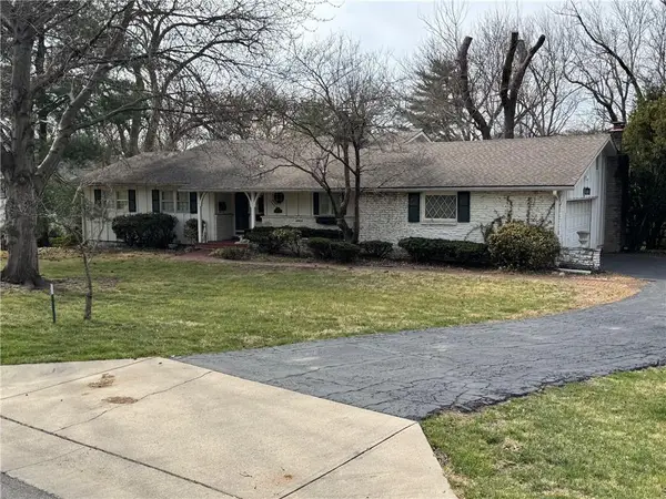 8724 Aberdeen Drive, Leawood, KS 66206