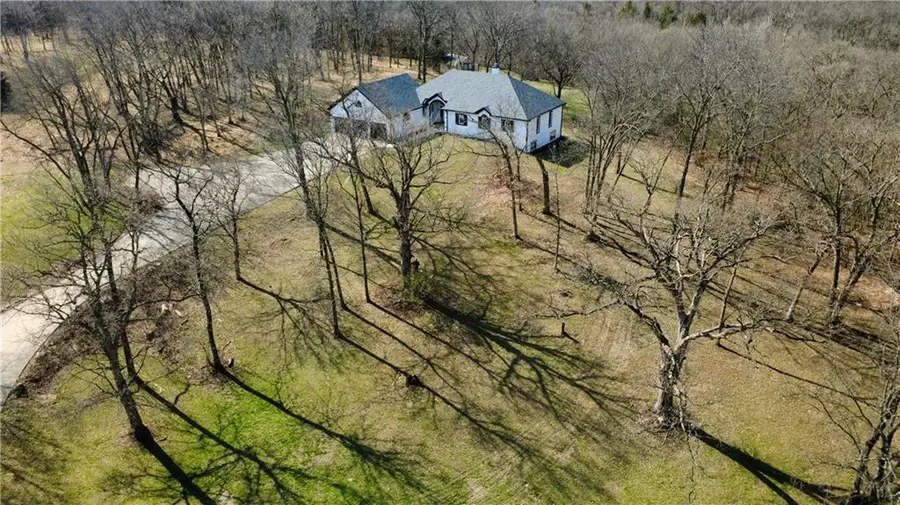 1619 E Sunrise Drive, Smithville, MO 64089 - #2