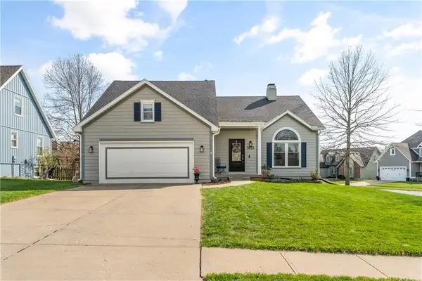 3925 SW Windsong Drive Sw, Lee's Summit, MO 64082