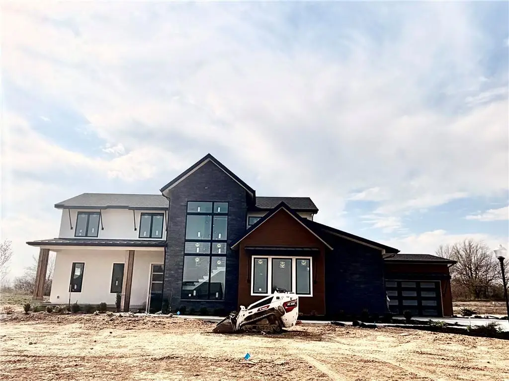 7470 NW Fawn Avenue, Parkville, MO 64152 - #1