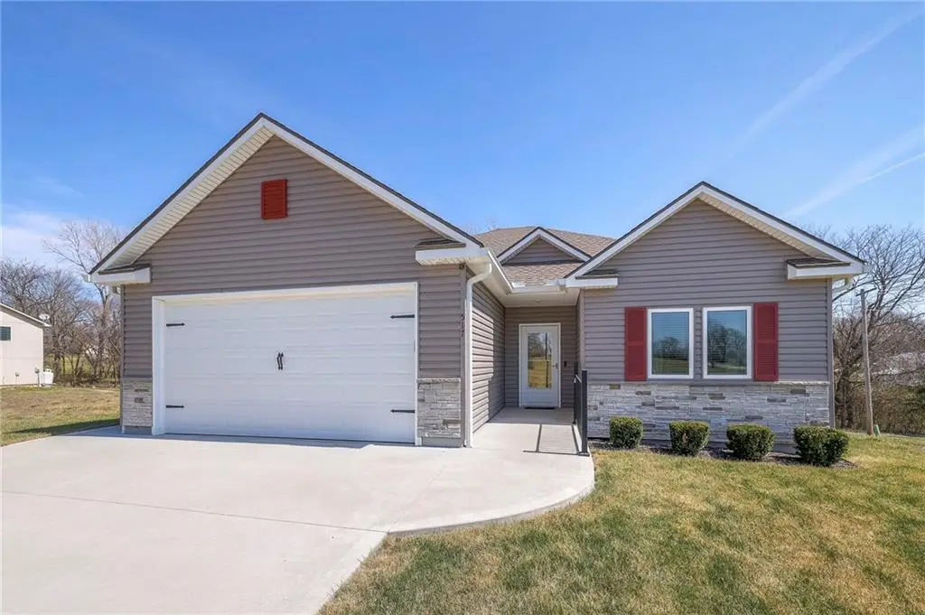 517 Village Lane, Harrisonville, MO 64701 - #1