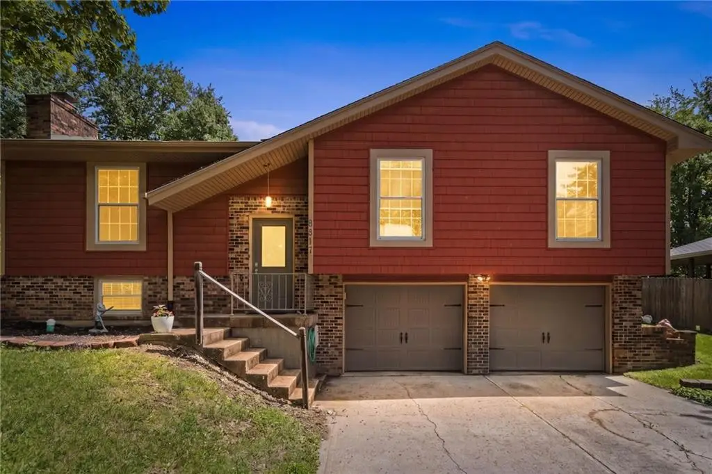 6817 NW Pleasant View Drive, Parkville, MO 64152 - #1