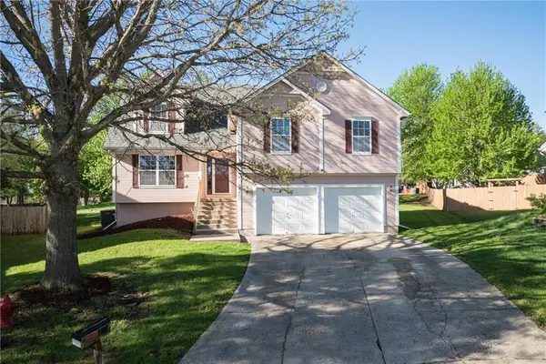 104 NE Stonebridge Court, Blue Springs, MO 64014