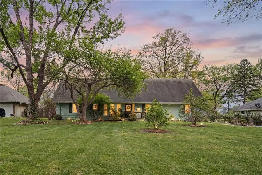 401 W 114 Terrace, Kansas City, MO 64114 - #2