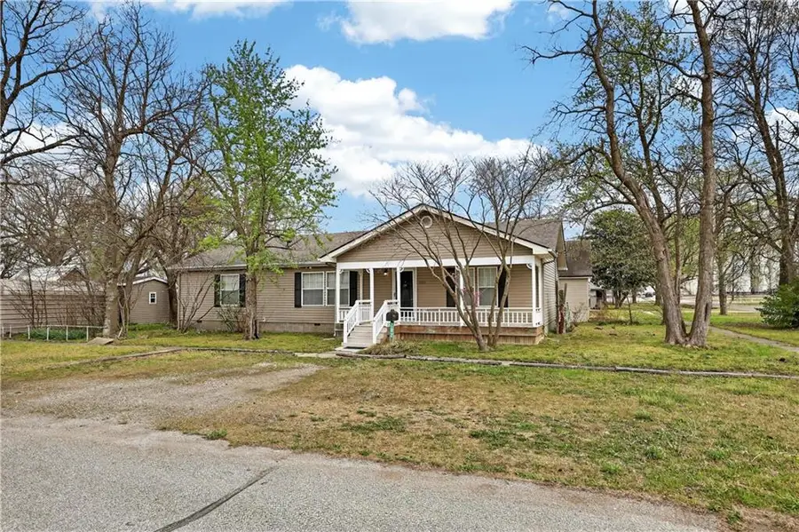 202 N Delaware Avenue, Columbus, KS 66725 - #2