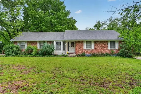 413 SW Sunset Drive, Lee's Summit, MO 64081