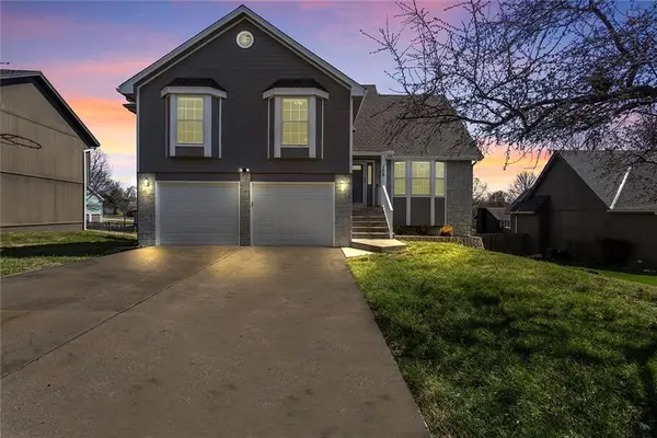 109 SW Drew Lane, Lee's Summit, MO 64081