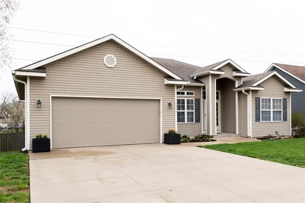 8544 N Ava Avenue, Kansas City, MO 64154 - #1