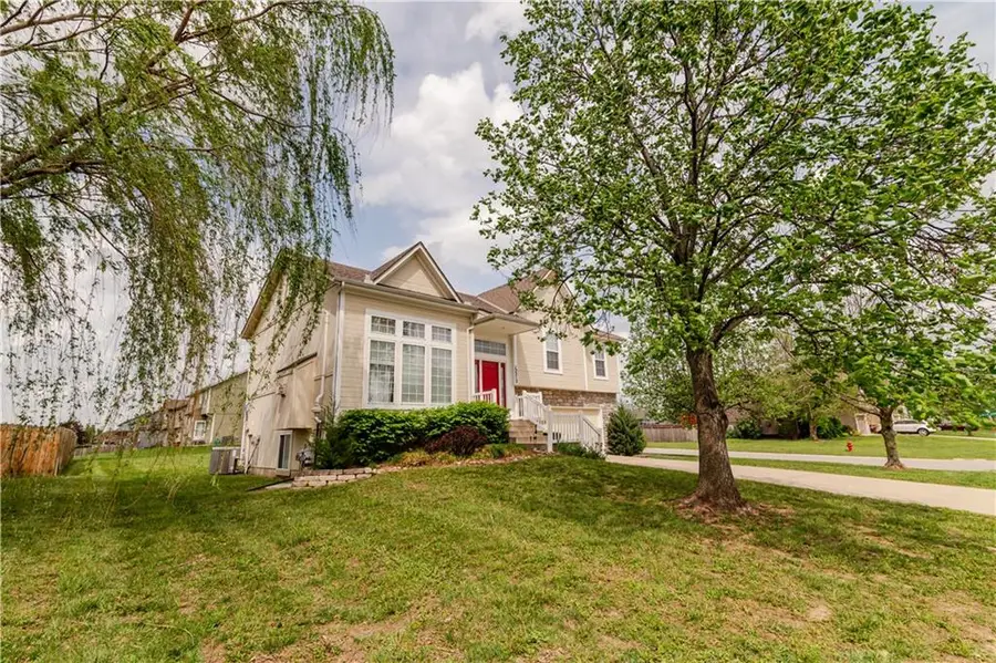 12212 Clubhouse Drive, Kansas City, KS 66109 - #2