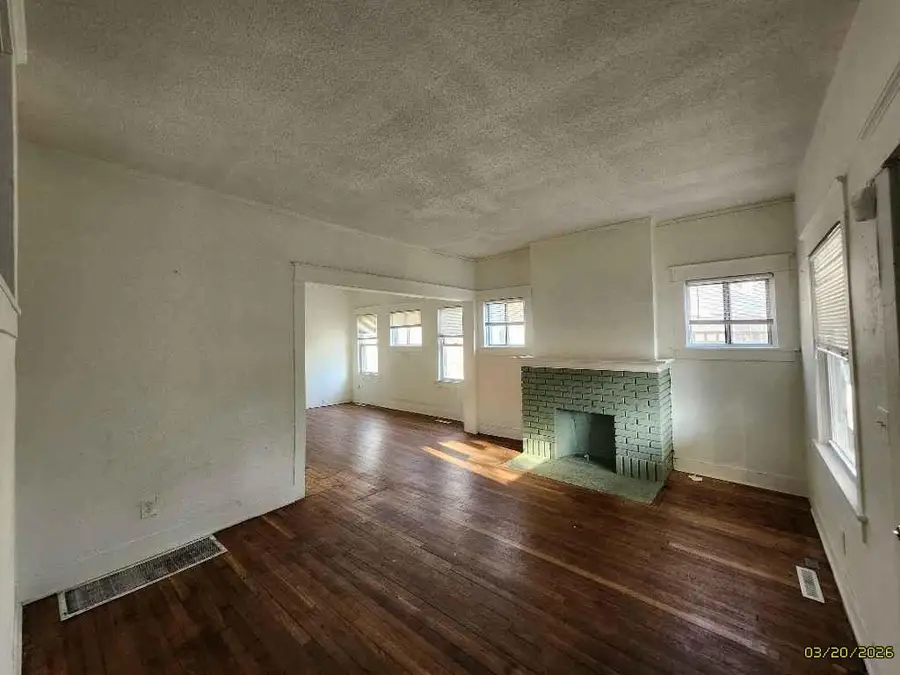 3800 Chestnut Avenue, Kansas City, MO 64128 - #2