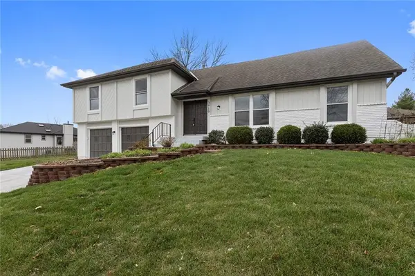 3910 SW Linden Lane, Lee's Summit, MO 64082