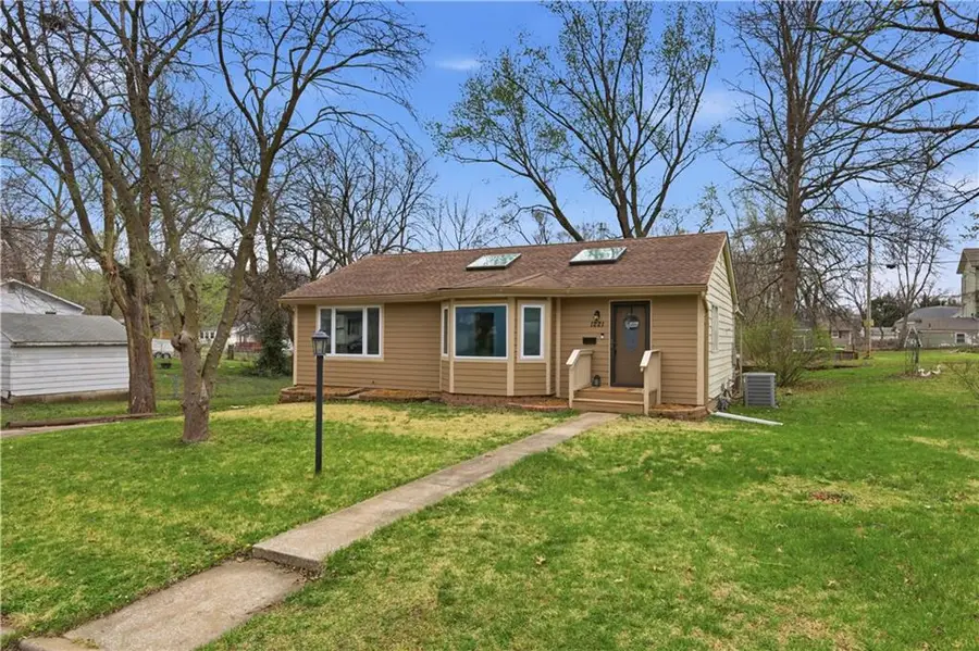 1221 Kiowa Street, Leavenworth, KS 66048 - #2