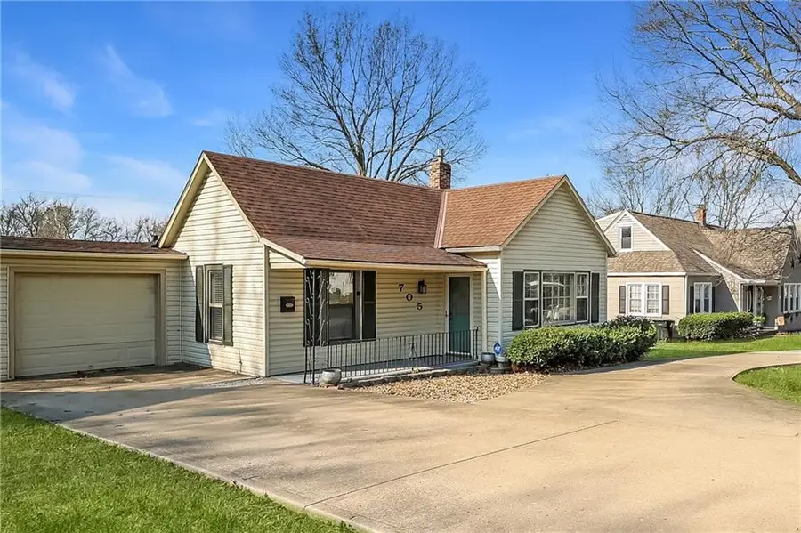 705 W Mechanic Street, Harrisonville, MO 64701 - #2