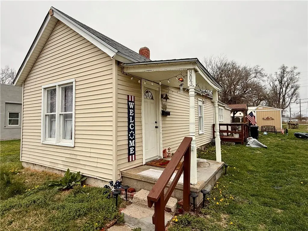 903 W Valley Street, Saint Joseph, MO 64504 - #1