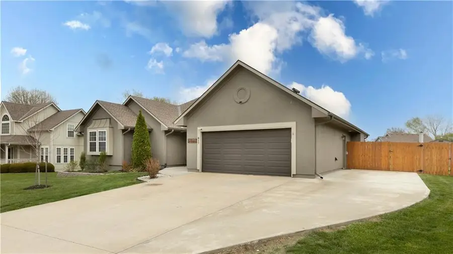 817 S Bridle Trail Lane, Peculiar, MO 64078 - #2