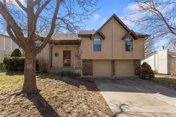 305 SE Bent Tree Drive, Blue Springs, MO 64014