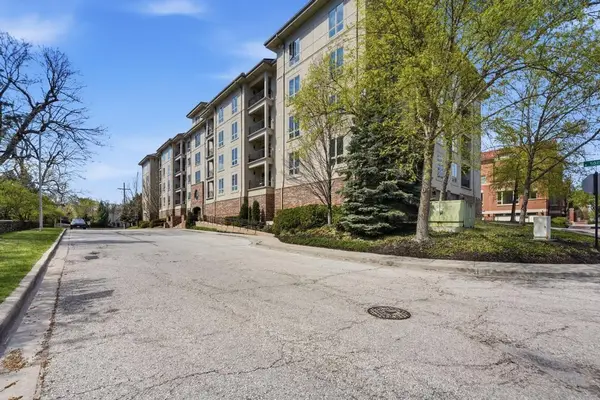 4949 Wornall Road #109, Kansas City, MO 64112