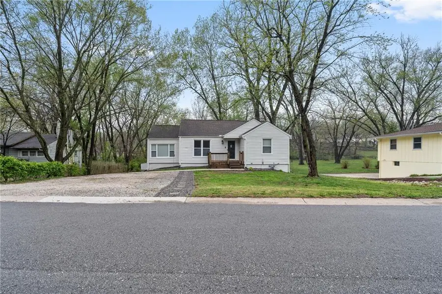 726 Lakewood Road, Bonner Springs, KS 66012 - #2