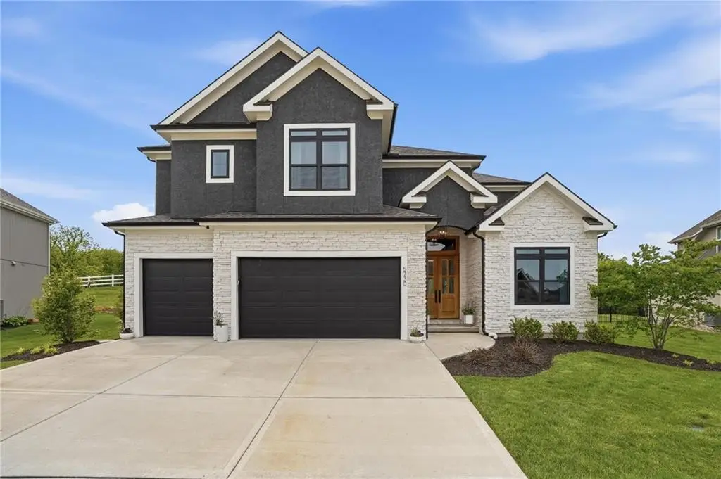 5730 Barn Hill Road, Parkville, MO 64152 - #1