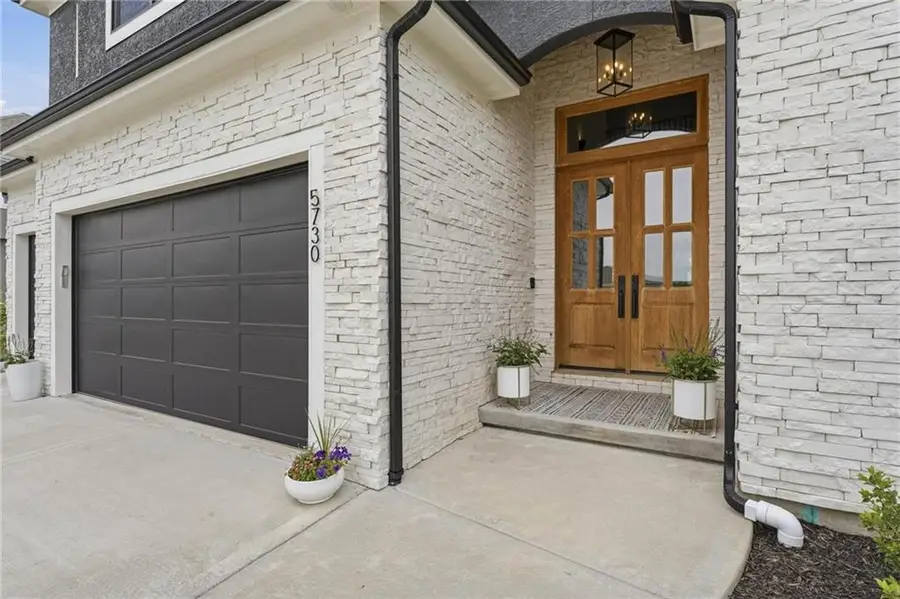 5730 Barn Hill Road, Parkville, MO 64152 - #2