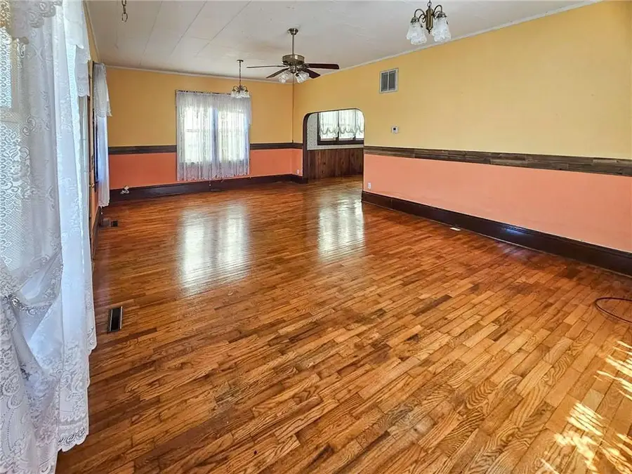 203 S Sycamore Street, Iola, KS 66749 - #2